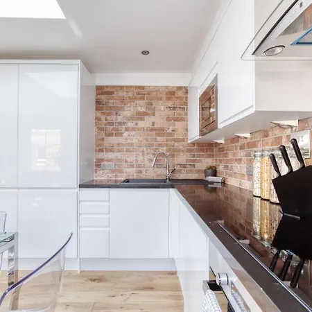 Lägenhet Bright 3 Bed Flat With Pool & Parking