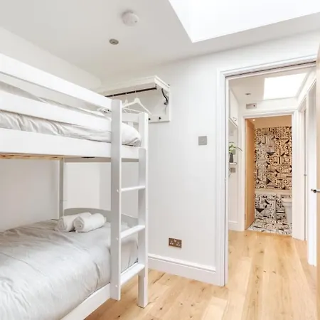 Central Bright 3 Bed Flat With Parking