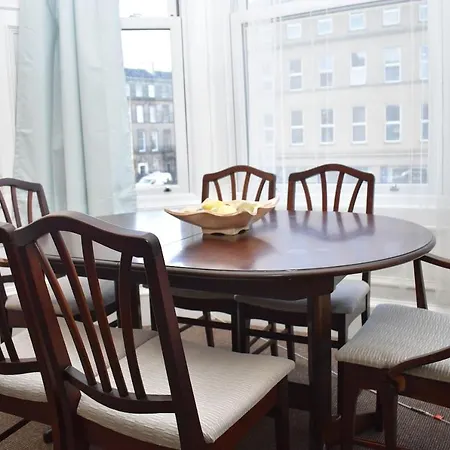 Spacious 2br Flat 10 Minutes From Princes Street