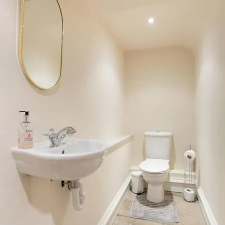 Bright And Spacious 3br In Affluent West End Apartment *
