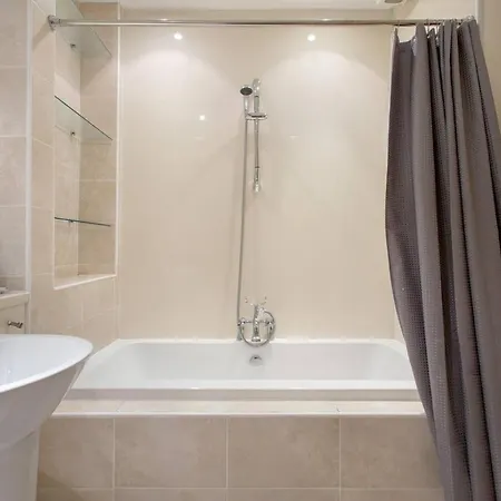Bright And Spacious 3br In Affluent West End *