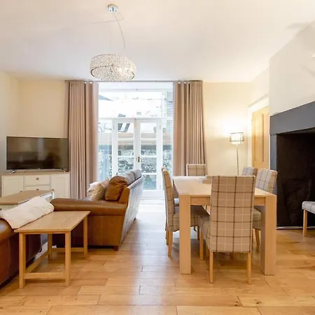 Apartment Bright And Spacious 3br In Affluent West End *