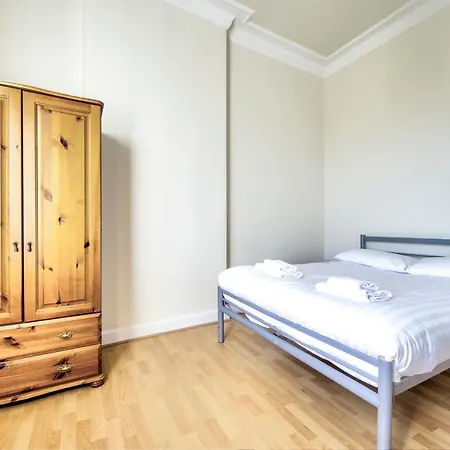 3br Gladstone Terrace By Guestready *