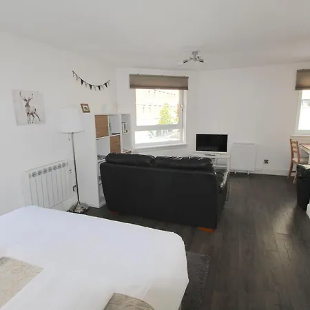 Lochrin By Edinburgh