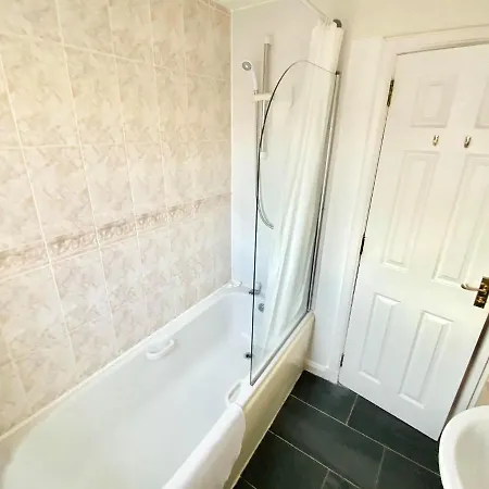 Haymarket Holiday Home, 3 Bedrooms & Parking * Edinburgh