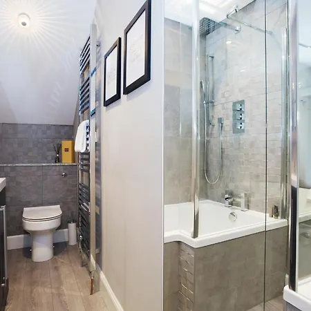 Altido Stunning 2br Apt With Private Entrance In New Town *