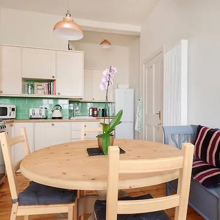 Tay Street Apartment *