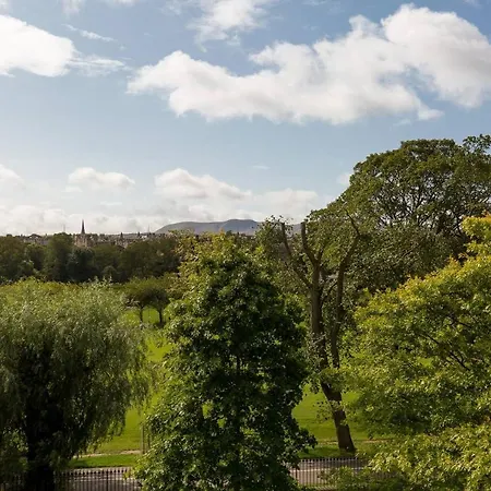 Luxury 3 Bedroom Duplex In The Iconic Quartermile With Stunning Balcony Views