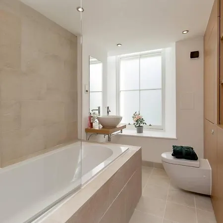 Luxury 3 Bedroom Duplex In The Iconic Quartermile With Stunning Balcony Views *