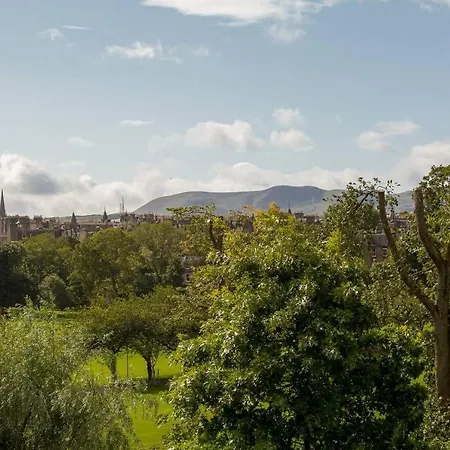 Luxury 3 Bedroom Duplex In The Iconic Quartermile With Stunning Balcony Views