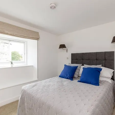 Luxury 3 Bedroom Duplex In The Iconic Quartermile With Stunning Balcony Views *