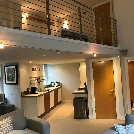 Lovely Little 1 Bed With Private Parking *