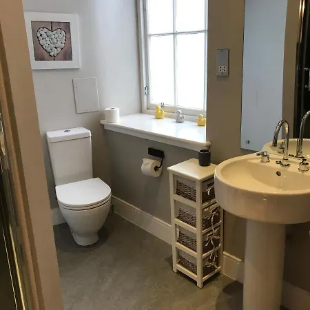 Lovely Little 1 Bed With Private Parking *