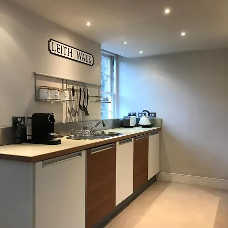 Lovely Little 1 Bed With Private Parking *