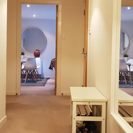 East Cromwell - Quiet, Modern 2 Bed 2 Bath With Free Parking And Lift In Leith אדינבורו