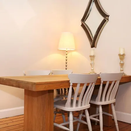 Traditional 2 Bed With Fireplace In New Town, Edinburgh