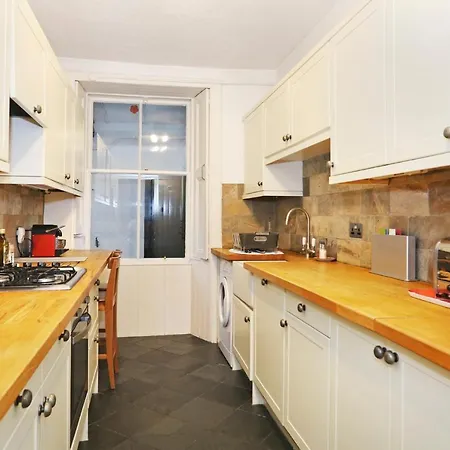 Traditional 2 Bed With Fireplace In New Town, Daire *