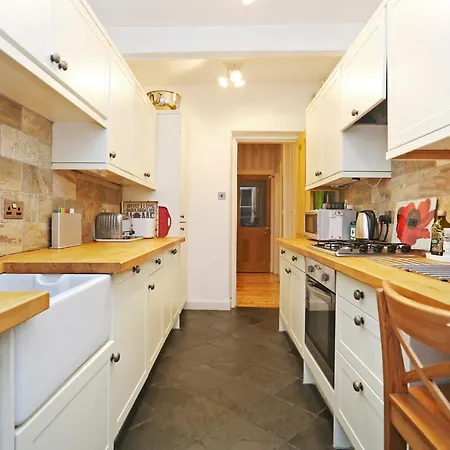 Traditional 2 Bed With Fireplace In New Town, Daire Edinburgh