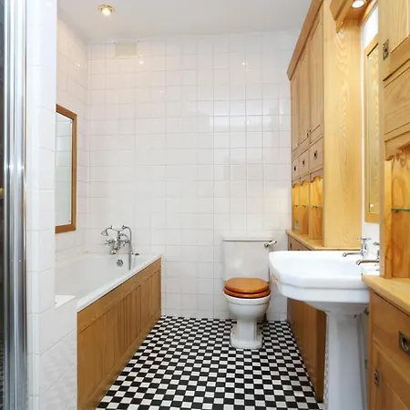 Traditional 2 Bed With Fireplace In New Town, Daire *
