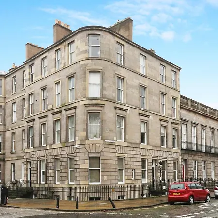 Traditional 2 Bed With Fireplace In New Town, Edinburgh