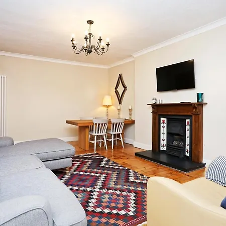 Traditional 2 Bed With Fireplace In New Town, Daire *