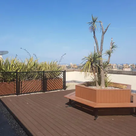 Prime Location - City Centre Flat With Private Parking *