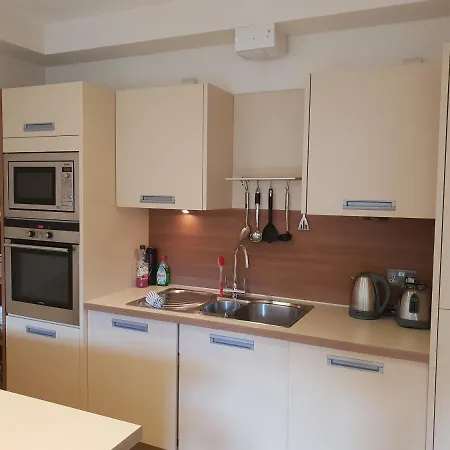 Prime Location - City Centre Flat With Private Parking *
