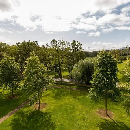 Luxury 3 Bedroom Duplex In The Iconic Quartermile With Stunning Balcony Views