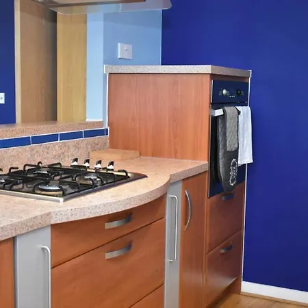 Spacious 2br W Parking, 10 Mins To Centre By Car Edinburgh