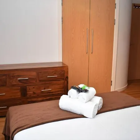 Spacious 2br W Parking, 10 Mins To Centre By Car