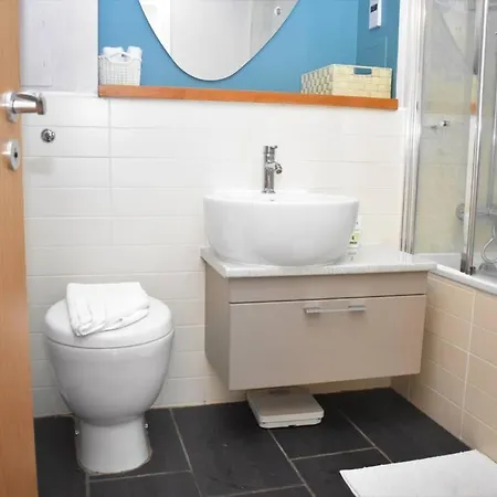 Spacious 2br W Parking, 10 Mins To Centre By Car * Edinburgh