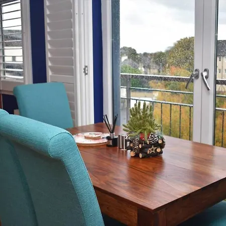 Spacious 2br W Parking, 10 Mins To Centre By Car Apartment