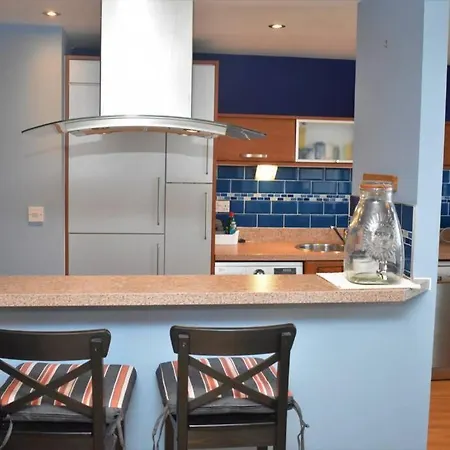 Spacious 2br W Parking, 10 Mins To Centre By Car Apartment *