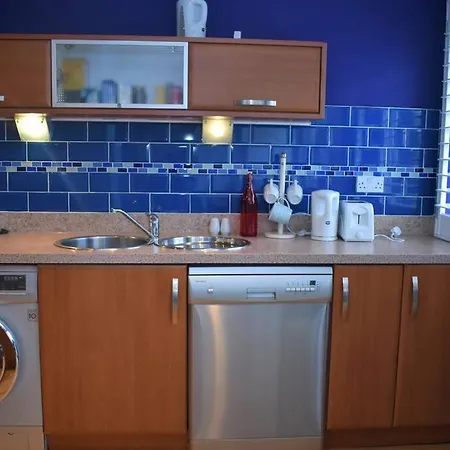 Spacious 2br W Parking, 10 Mins To Centre By Car Edinburgh