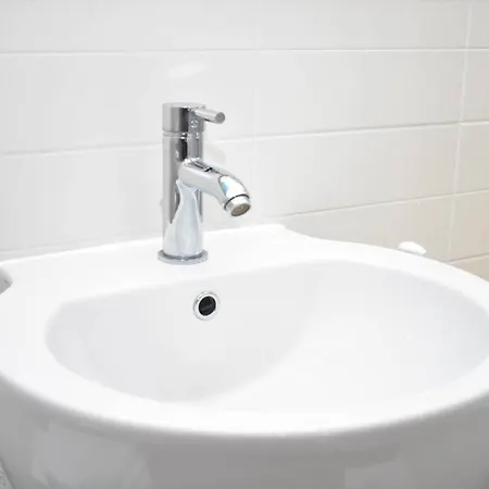 Apartment Spacious 2br W Parking, 10 Mins To Centre By Car *