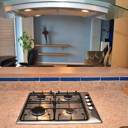 Spacious 2br W Parking, 10 Mins To Centre By Car