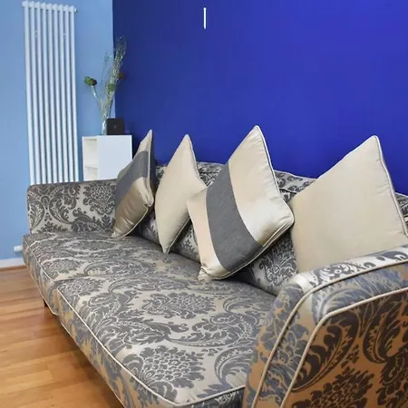 Spacious 2br W Parking, 10 Mins To Centre By Car
