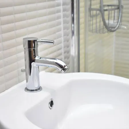 Spacious 2br W Parking, 10 Mins To Centre By Car Edinburgh