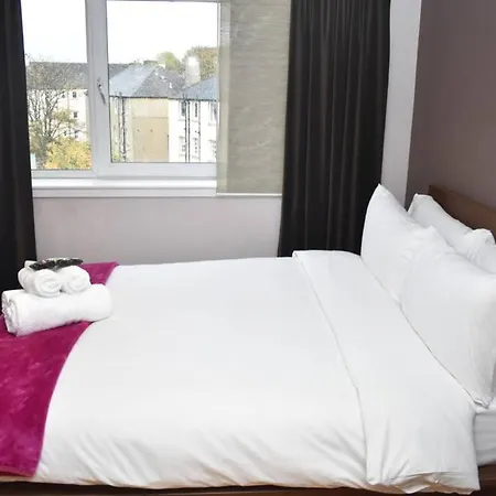 Spacious 2br W Parking, 10 Mins To Centre By Car Apartment *