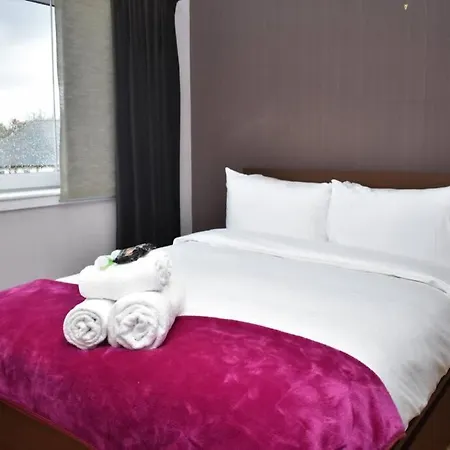 Spacious 2br W Parking, 10 Mins To Centre By Car *