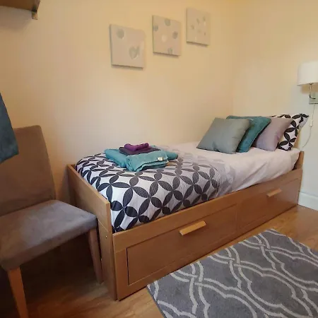 Single-double Bedroom Close To City Center Guest house