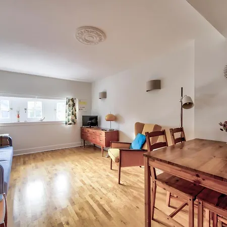 Charming 2 Bedroom Flat In Leith, By Guestready