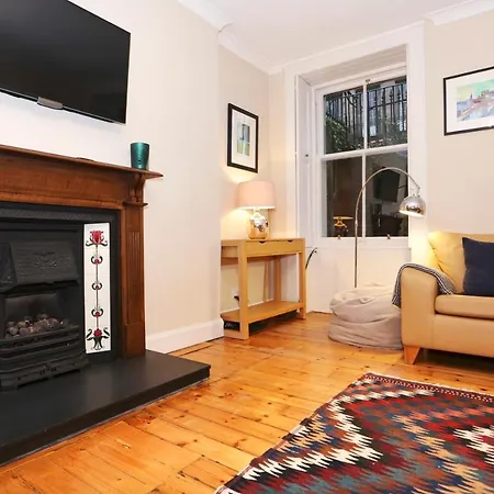 Daire Traditional 2 Bed With Fireplace In New Town,