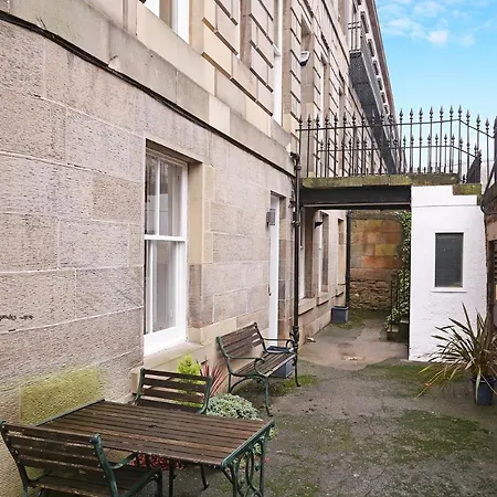 Traditional 2 Bed With Fireplace In New Town, Daire *