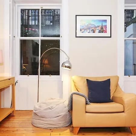 Traditional 2 Bed With Fireplace In New Town, * Edinburgh