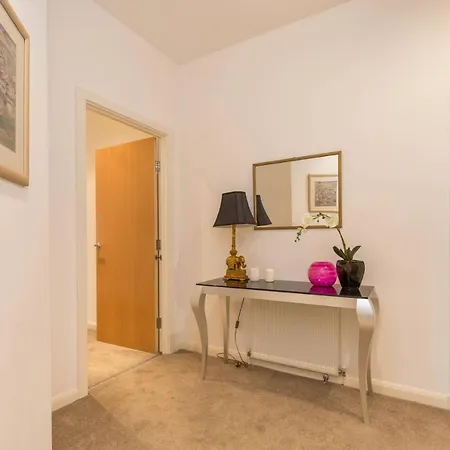 Silver Lining - Modern & Stylish 3 Bed With Parking