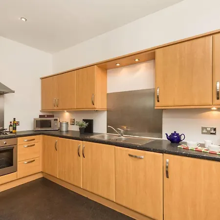 Silver Lining - Modern & Stylish 3 Bed With Parking