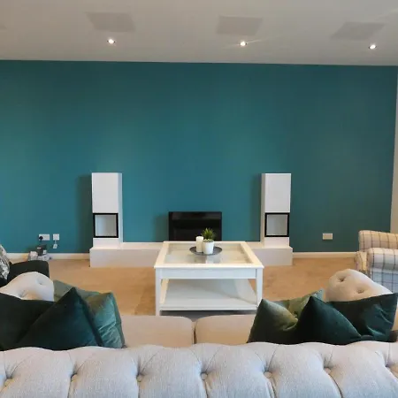 Silver Lining - Modern & Stylish 3 Bed With Parking