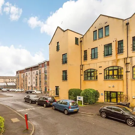 Silver Lining - Modern & Stylish 3 Bed With Parking *