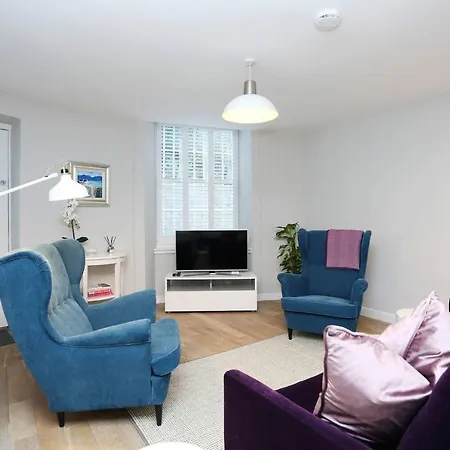 Joivy Vibrant Near Calton Hill * Edinburgh